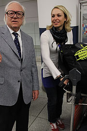 Erdinger Wei&szlig;br&auml;u-Inhaber Werner Brombach holte Magdalena Neuner am M&uuml;nchner Flughafen ab (&copy;Foto: MartiN Schmitz)